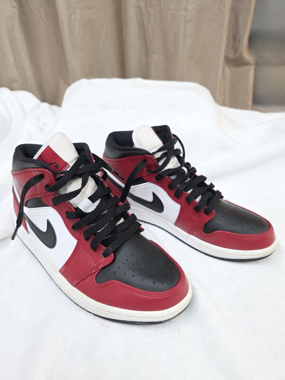 Mens Nike Air Jordan 1 Mid Sneakers Chicago Black Toe